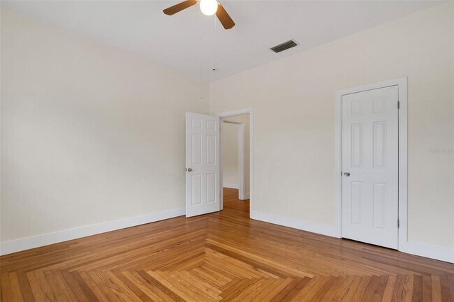 Building Photo - 934 Vistabula St
