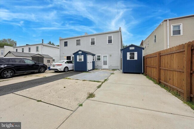 Building Photo - 4205 W 5th St