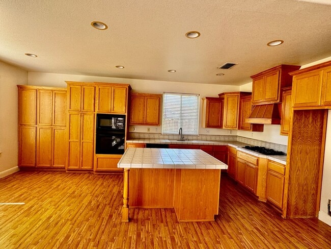 Building Photo - Fabulous Serrano Home