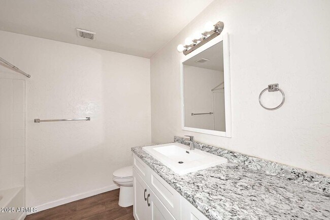 Building Photo - 532 W 9th St