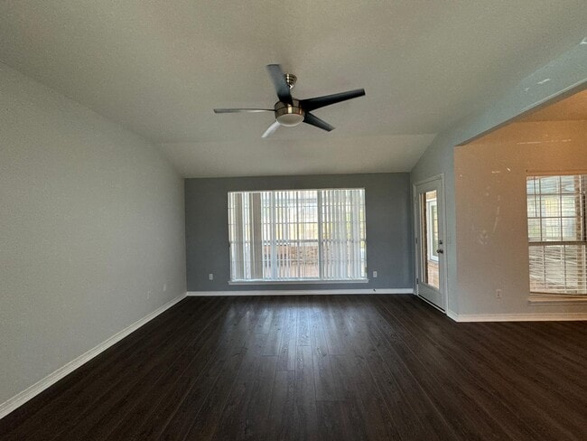 Building Photo - 302 Stahlman Ave