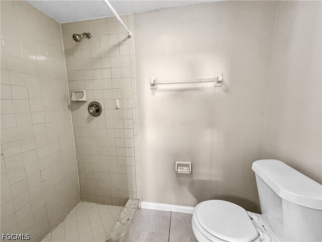 Building Photo - 4530 SW 10th Ave