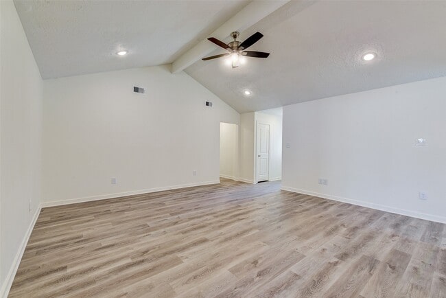 Building Photo - 16813 Glen Eagle Dr N