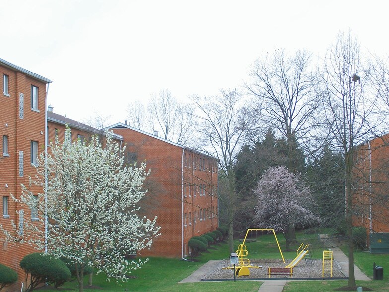 Broadstone at River Oaks 3119 Chesapeake Dr Dumfries VA 22026