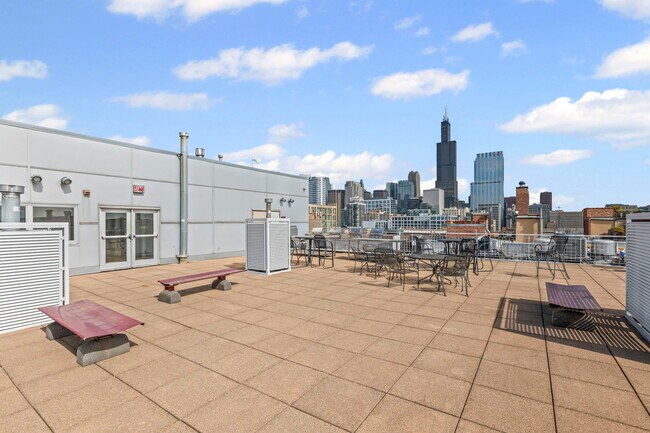 Building Photo - 933 W Van Buren St