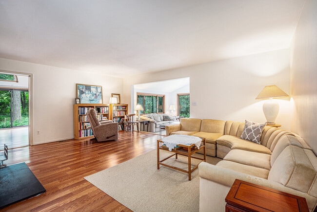Building Photo - 423 Tamarack Dr