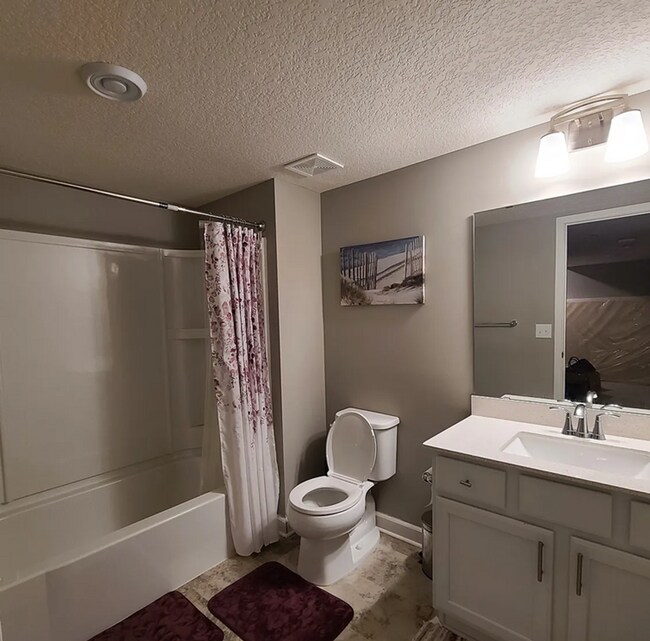 Building Photo - Beautiful 4bed 3.5bath End Unit Townhome With Walk-Out Basement!