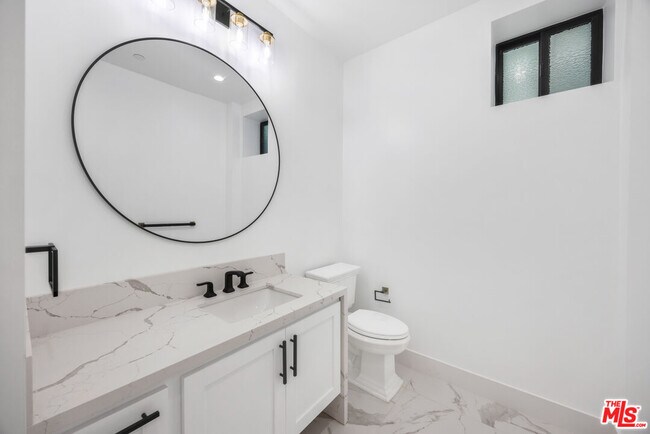 Building Photo - 926 17th St