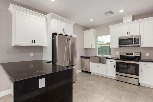 Building Photo - 2336 E Harvard St