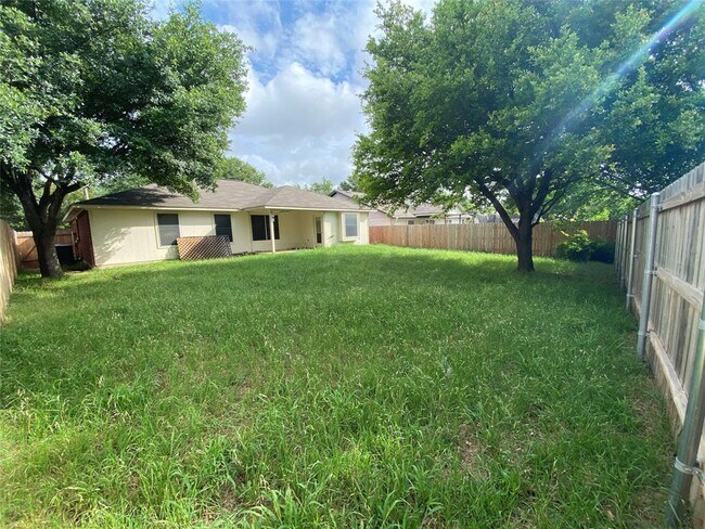 Building Photo - 2402 Hallie Ln