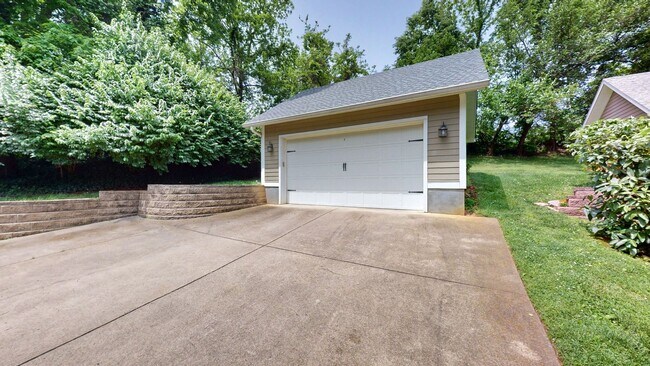 Building Photo - 3 Bed/4.5 Bath Crescent Hill Charmer with 2 Car Garage