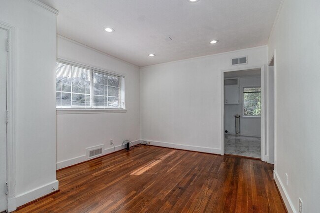 Building Photo - 2113 Cresswell Dr