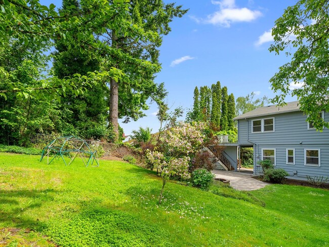 Building Photo - Sprawling 6 bed / 3.5 bath Home in Hillsda...