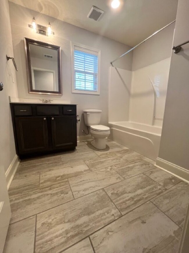 Building Photo - Charming modern 3 bedroom/ 2 bath with office