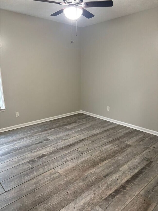 Building Photo - 867 Flintwood Rd