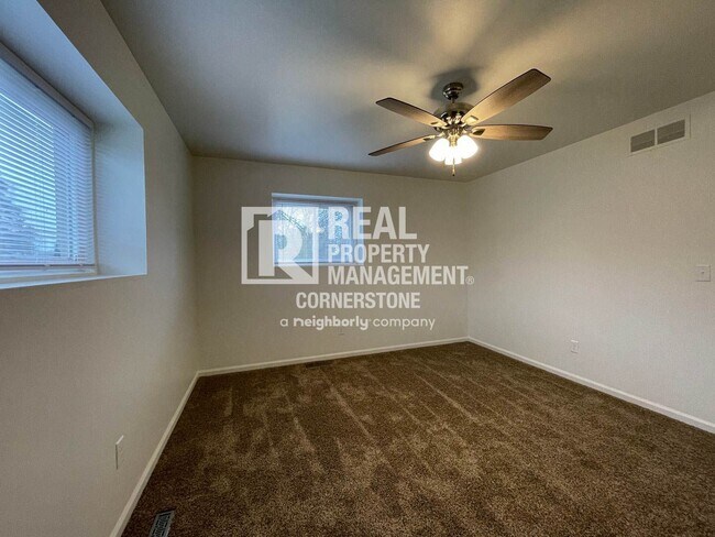 Building Photo - Updated & Inviting 2-Bedroom Townhome in Q...