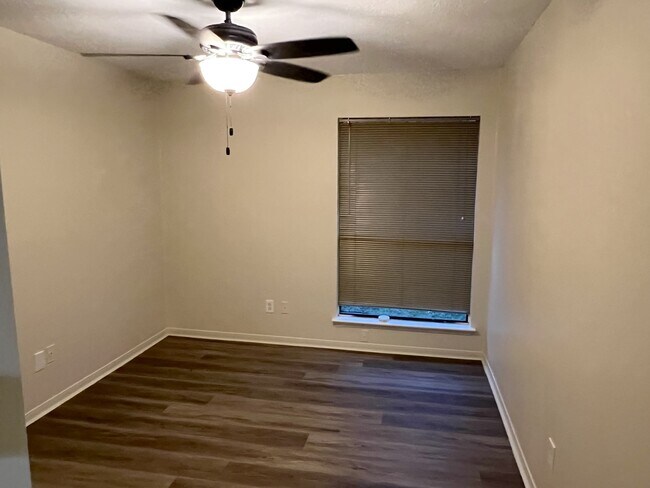 Building Photo - 1635 Ainsdale Dr