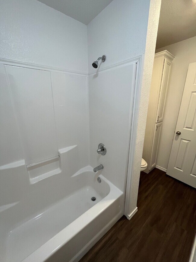 Building Photo - Spacious Unit in North Lubbock