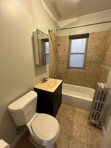 Building Photo - 5042 N Wolcott Ave