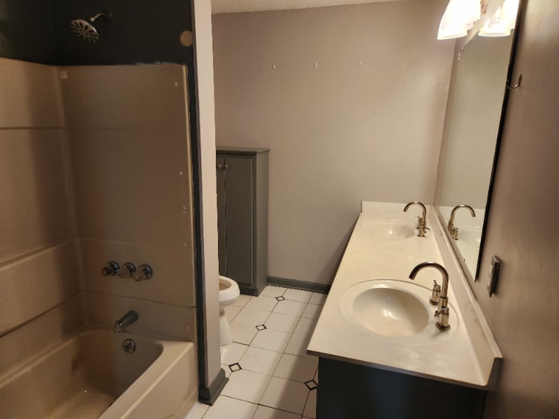 Building Photo - 235 Sunnylane Dr