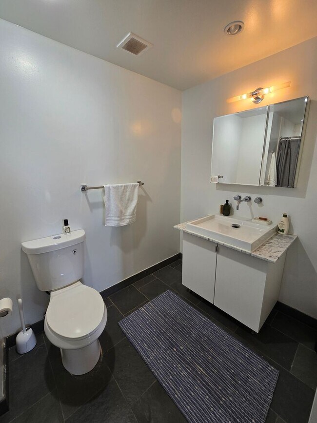 Building Photo - Beautiful bright HUGE 2 bed 2 bath with gr...
