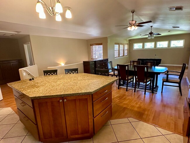 Building Photo - Spacious Home Close to Beaches, Shopping and More in South Maui!