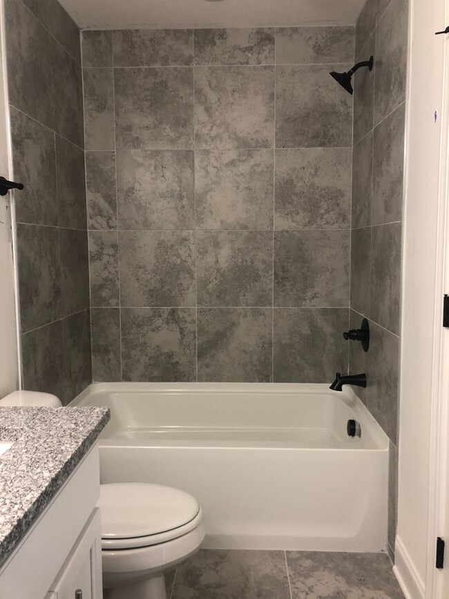 Building Photo - Townhome with 3 Bed/2.5 Bath w 1 Car Garag...