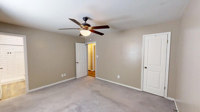 Building Photo - 321 Oak Lake Dr