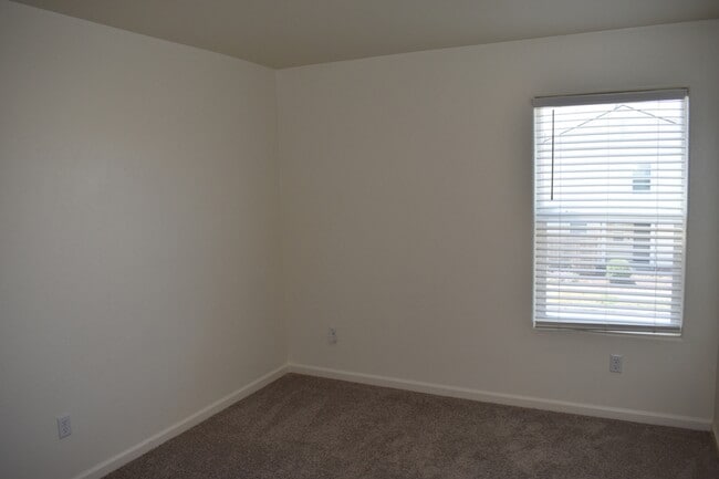 Building Photo - 698 Jessie Dr
