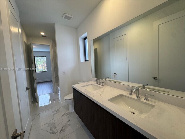 Building Photo - 19670 NE 14th Ct