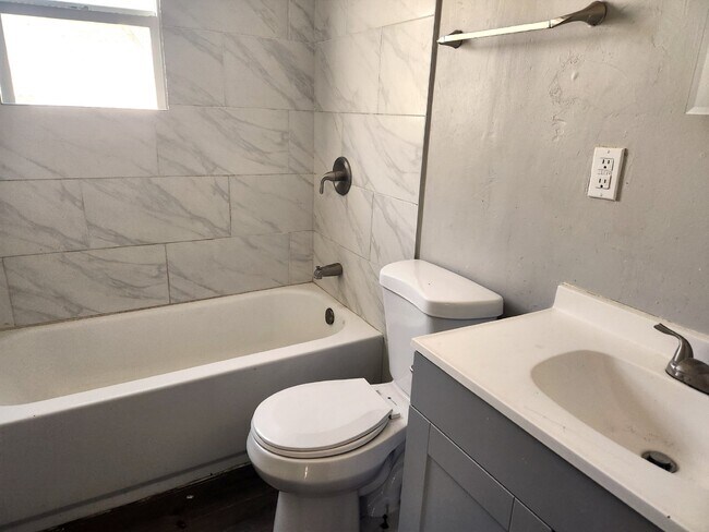 Building Photo - FABULOUS 2 BEDROOMS AND 1 BATHROOM FOR LEASE