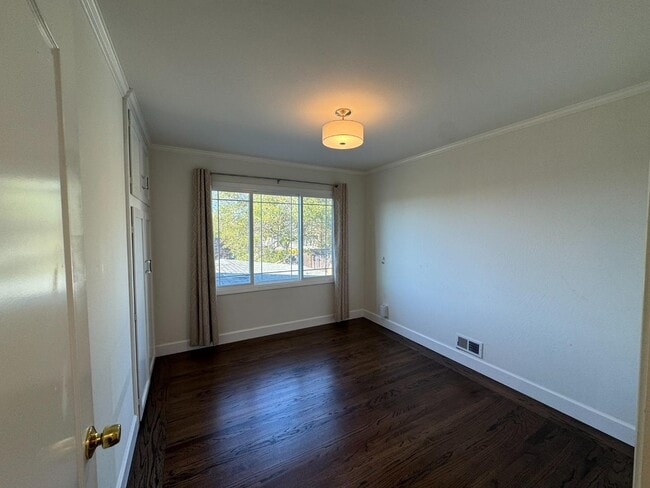 Building Photo - 1500 Solana Dr