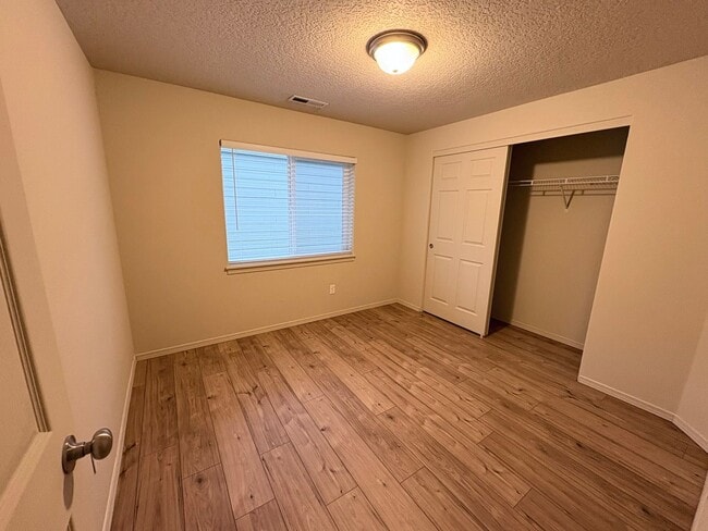 Building Photo - ONE MONTH FREE OF RENT!! Well Maintained, High Ceilings, Bonus Room, Great Location!