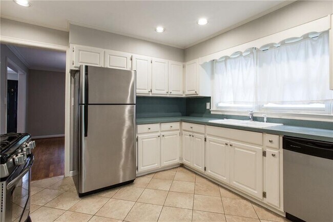 Building Photo - 1640 Belle Isle Cir NE