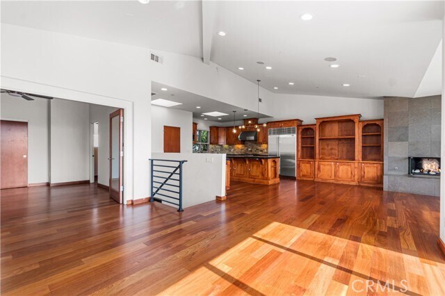 Building Photo - 1542 Manhattan Beach Blvd