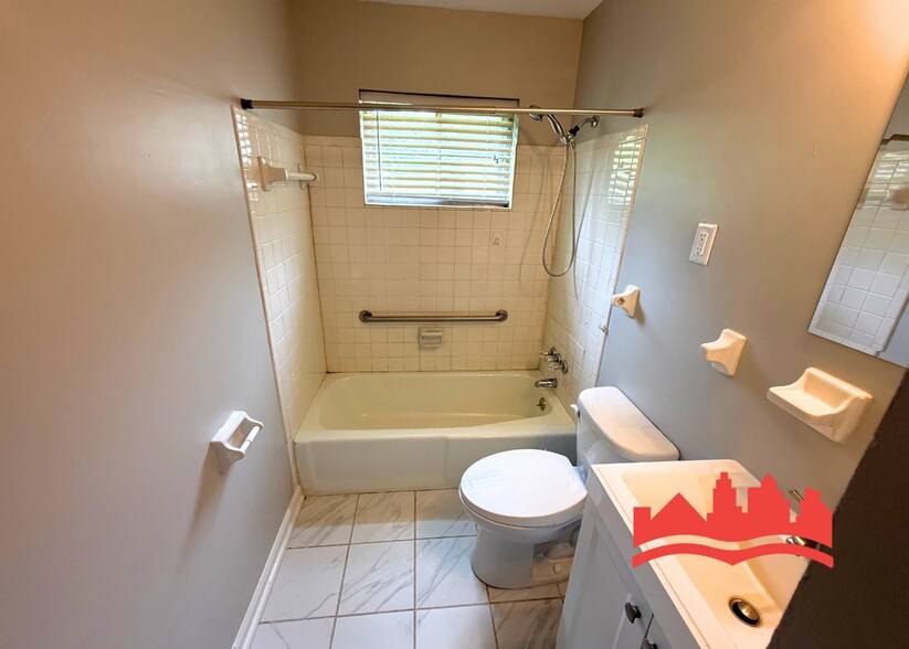 Building Photo - Fully Renovated 3BR/1BA Home