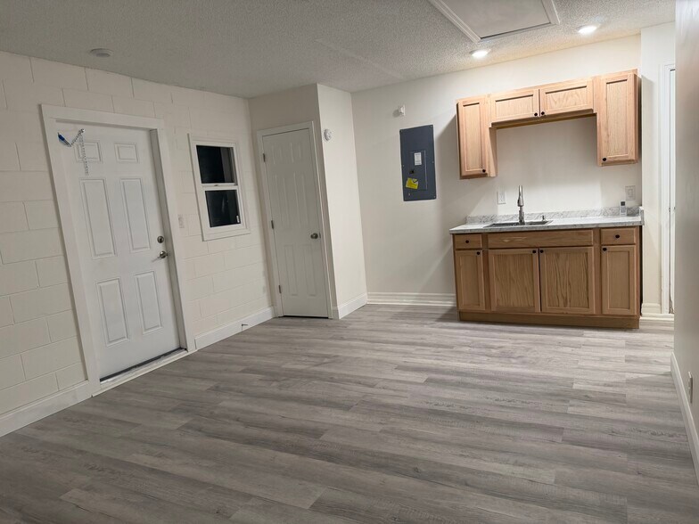 Building Photo - 1353 Blythe Ave