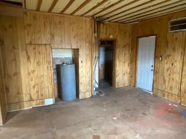 Building Photo - Now Available!! Fixer Upper! - $390 Month / $500 Down