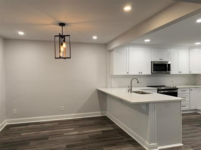 Building Photo - 604 Serramonte Dr