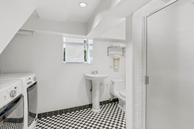 Building Photo - 39 Hillcrest Ave