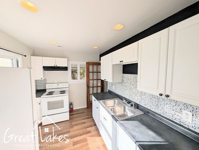 Building Photo - Beautiful 2 Bedroom 1 Bathroom now availab...