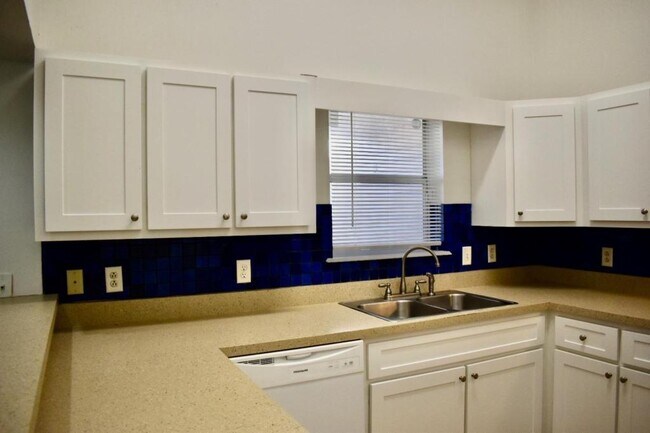 Building Photo - 5220 SW 21st Pl