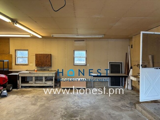 Building Photo - 273 Pond Rd