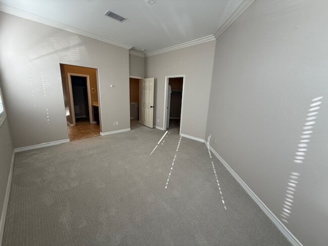 Building Photo - Condo in highly sought-after Vantage Commu...