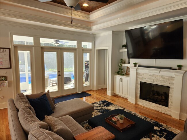 Building Photo - 5855 Vlg Rdg Wy