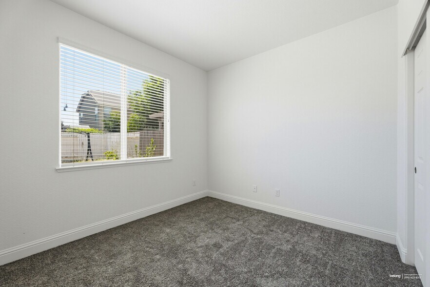 Building Photo - 2439 Lincoln Airpark Dr