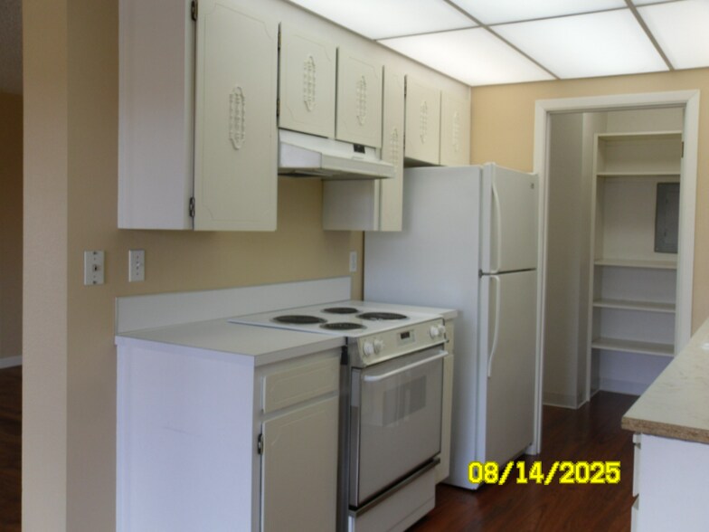 Building Photo - 5575 E Evergreen Blvd