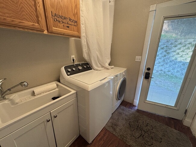 Building Photo - Rare 4-bedroom 3-bath home with studio apartment conveniently located off Starkes Grade Road! Opt...