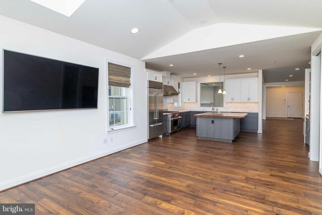 Building Photo - 6098 Creekside Dr