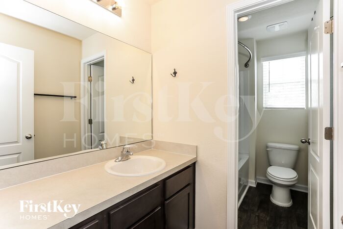 Building Photo - 5871 Calvary Dr